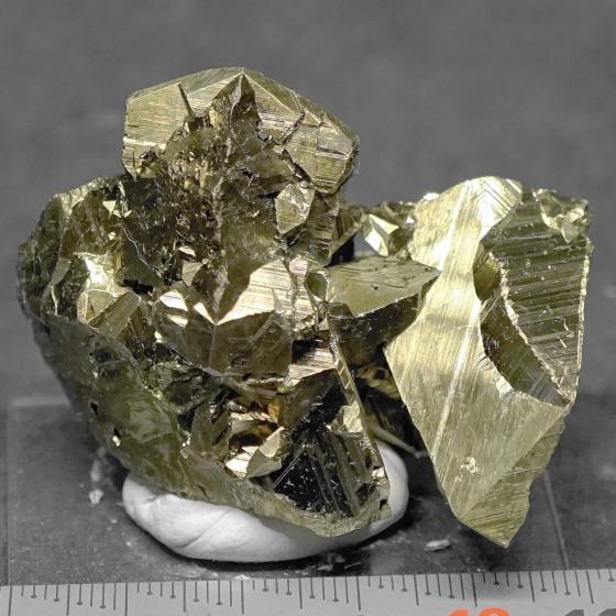 黄銅鉱・Chalcopyrite[耳付き双晶]