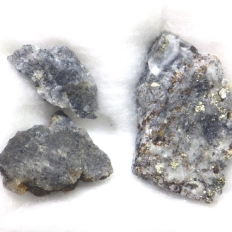 輝銀鉱と脆銀鉱・Argentite＆Stephanite「濃紅銀鉱を伴う」