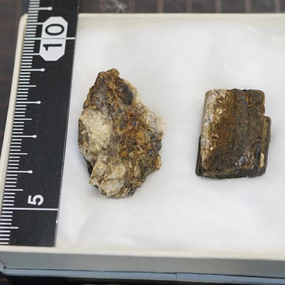 Komurominerals.com ＞ 日本産鉱物・JAPAN ＞ SOLD参考商品 ＞ 褐簾石・Allanite