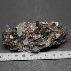 鉄斧石と草入水晶・Axinite-(Fe)&Quartｚ
