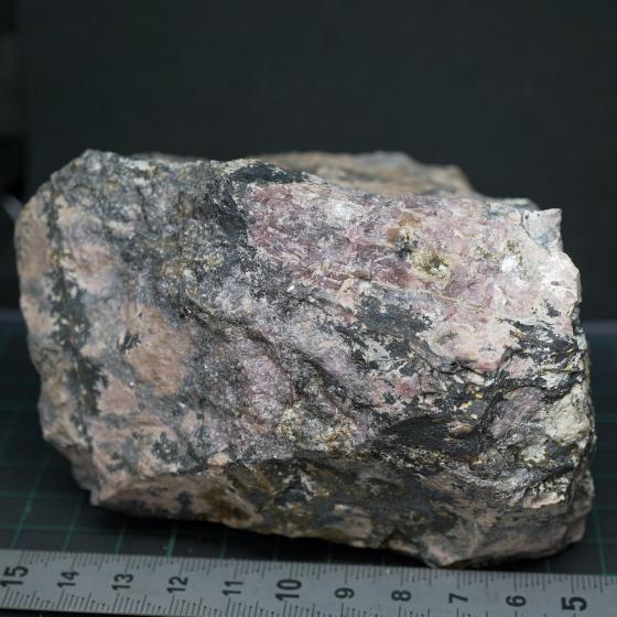 }KpCX}CgEManganpyrosmalite