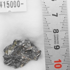 自然蒼鉛・Native Bismuth [生野鉱を伴う]