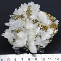 黄銅鉱と水晶と方解石・Chalcopyrite&Quartz&Calcite[三角式結晶を伴う]