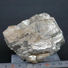 黄鉄鉱・Pyrite [曲面を有する結晶]