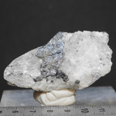 輝銀銅鉱・Stromeyerite [重晶石中のもの]