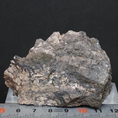 マンガンパンペリー石・Pumpellyite-(Mn)、[オホーツク石、Mnジュゴルド石を伴う]