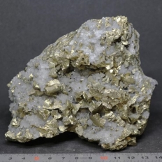 水晶と黄銅鉱・Quartz&Chalcopyrite