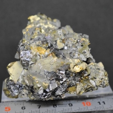 黄銅鉱・Chalcopyrite ［三角式の結晶をなす］