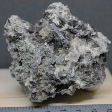 斧石と水晶・Axinite&Quartz [日本式双晶を伴う]