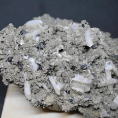 水晶と珪灰鉄鉱・Quartz&Lievrite