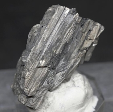 硫砒鉄鉱・Arsenopyrite [長柱状結晶・黄錫鉱を伴う]