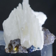 閃亜鉛鉱・Sphalerite ［鼈甲亜鉛] 重晶石に伴う