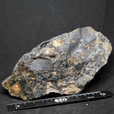 ユークセン石・Euxenite [大きなチタン鉄鉱に伴う]