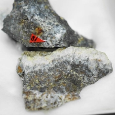 輝銀鉱と自然銀・Argentite&Native Silver Pyrargyrite他を伴う