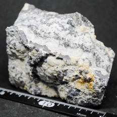 蛍　石・Fluorite [鉛亜鉛鉱脈中]