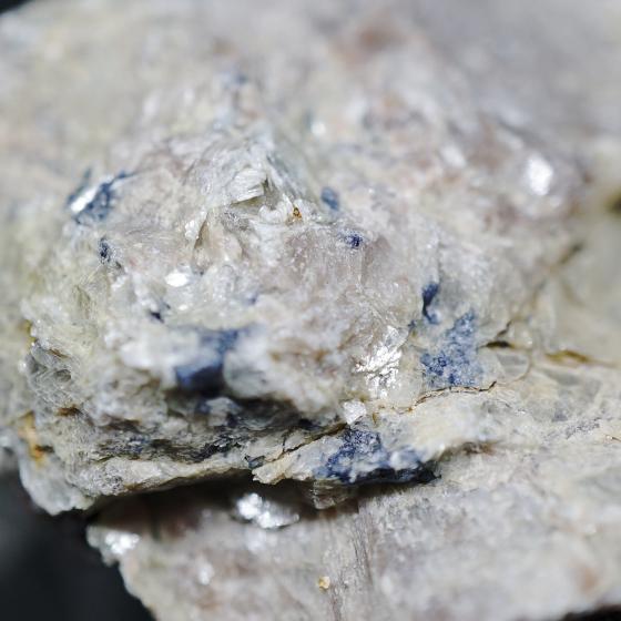 日本産鉱物・JAPAN ＞ 東北地方 ＞ 紅柱石と鋼玉・Corundum in Andaiusite