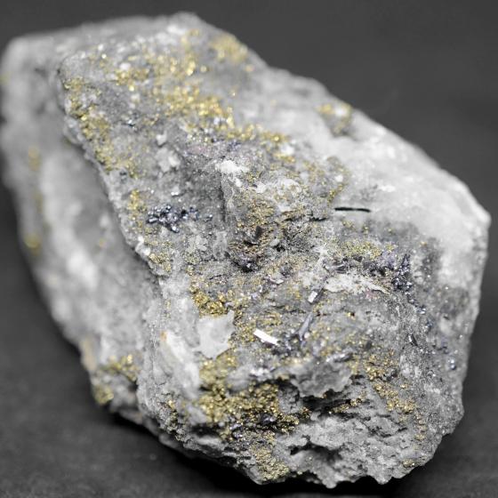 濃紅銀鉱・Pyragyrite ［一部に淡紅銀鉱を伴う］