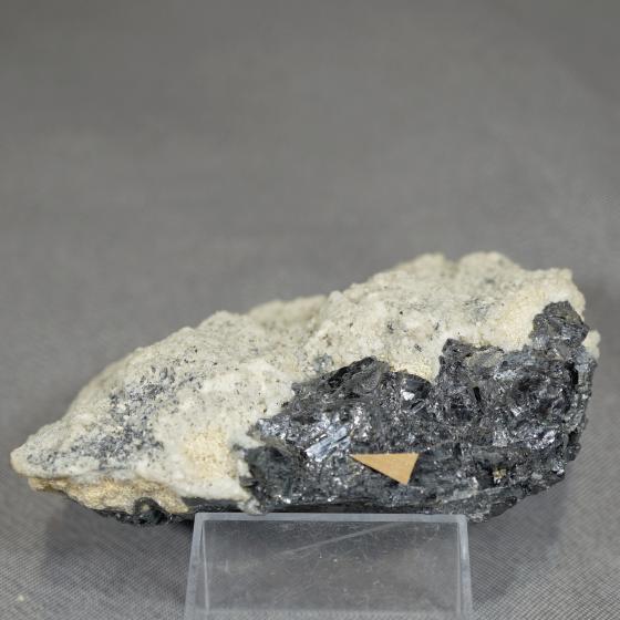 苦灰石・Dolomite ［閃亜鉛鉱、金を伴う］