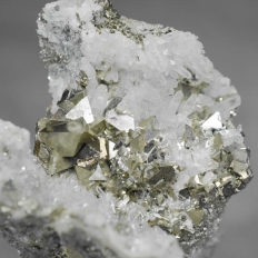 黄鉄鉱・Pyrite ［八面体式結晶］