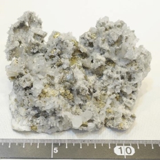 水晶・Quartz「ヌケガラ質」　黄銅鉱を伴う