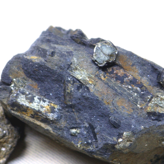 Komurominerals.com ＞ 日本産鉱物・JAPAN ＞ SOLD参考商品 ＞ 菫青石（桜石）・Cordierite  [ピニー雲母化したる物]