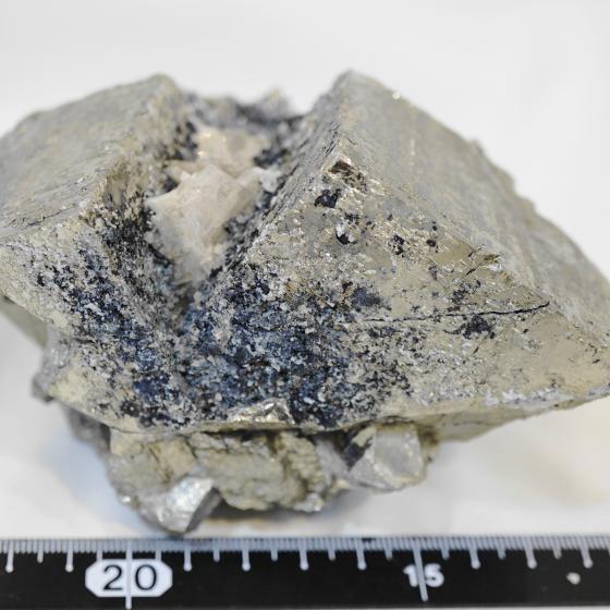 黄鉄鉱・Pyrite「輝銅鉱、ウルツ鉱仮晶、閃亜鉛鉱を伴う」