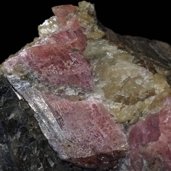 Komurominerals.com ＞ 日本産鉱物・JAPAN ＞ SOLD参考商品 ＞ バラ輝石・Rhodonite 「含Ba長石？に伴う」